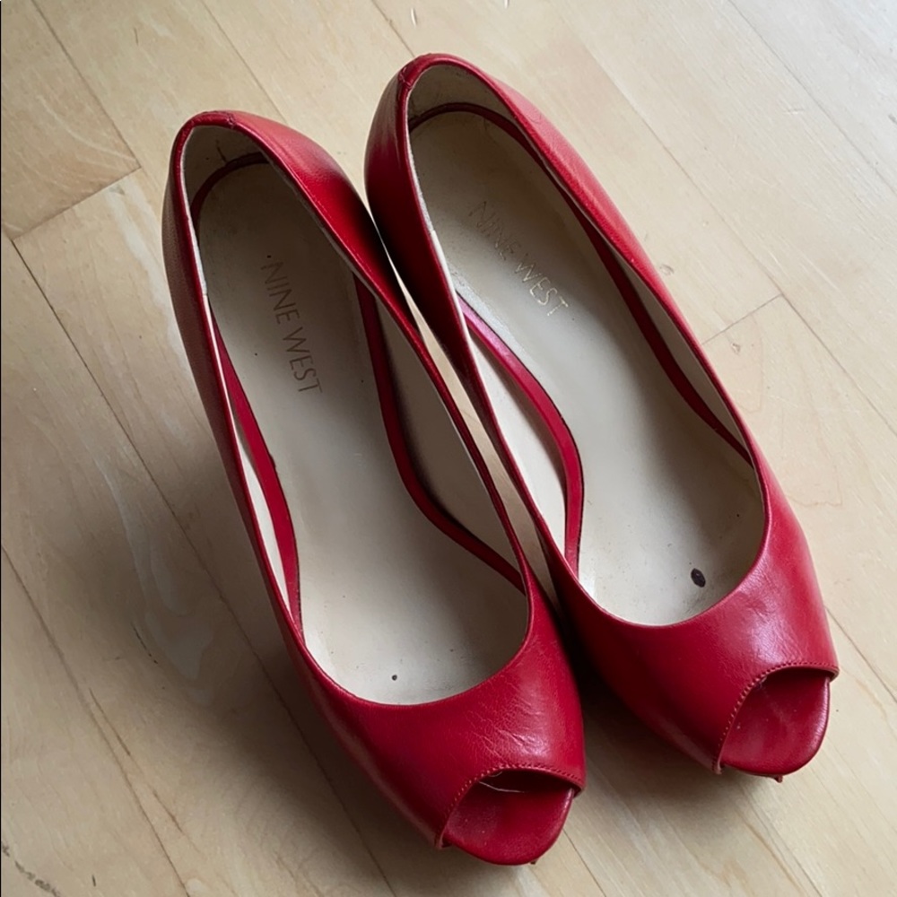 Red platform pumps with peep toe